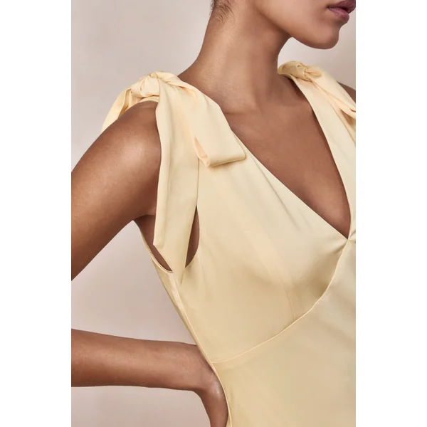 Cala | Robe longue en satin mat citron à encolure plongeante avec manches à nœuds