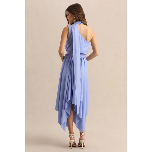 Caluna | Robe mi-longue en satin bleu poudre à encolure asymétrique avec détail écharpe