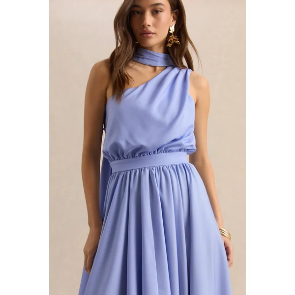 Caluna | Robe mi-longue en satin bleu poudre à encolure asymétrique avec détail écharpe