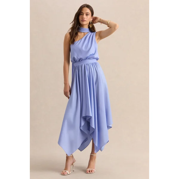 Caluna | Robe mi-longue en satin bleu poudre à encolure asymétrique avec détail écharpe