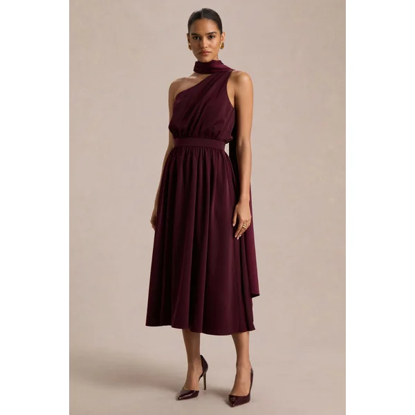 Caluna | Robe mi-longue en satin bordeaux à encolure asymétrique avec détail foulard