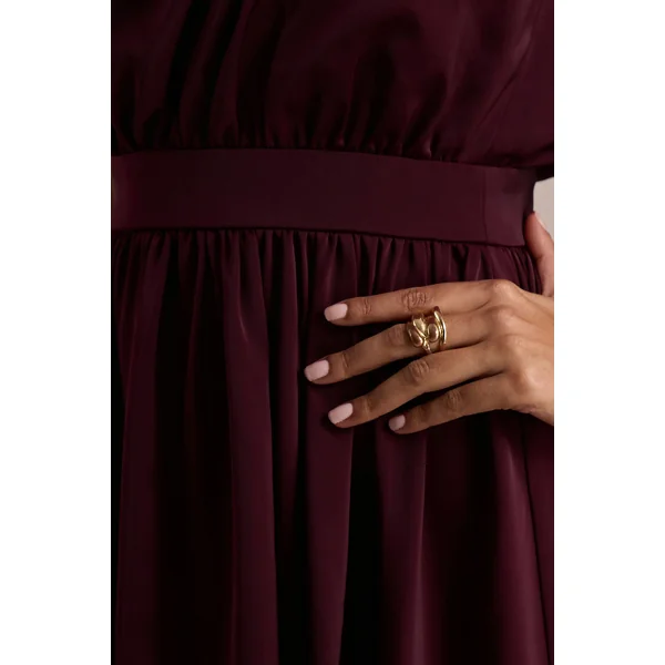 Caluna | Robe mi-longue en satin bordeaux à encolure asymétrique avec détail foulard