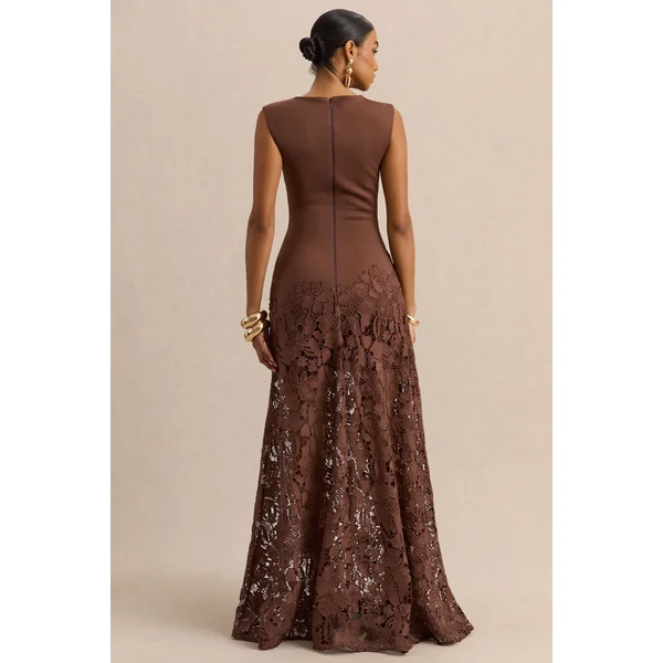 Calune | Robe longue marron en dentelle à encolure large
