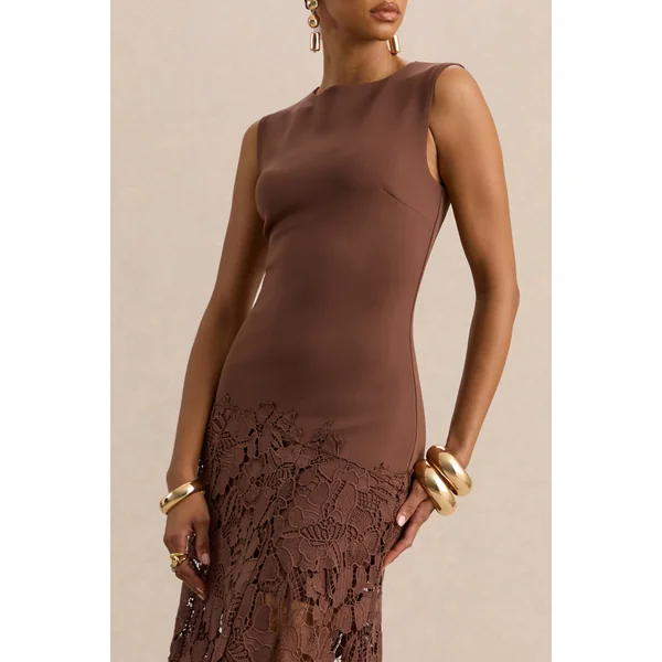 Calune | Robe longue marron en dentelle à encolure large