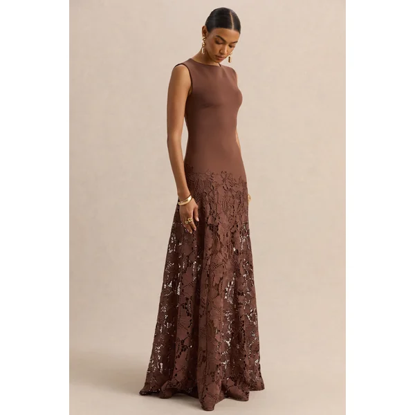 Calune | Robe longue marron en dentelle à encolure large
