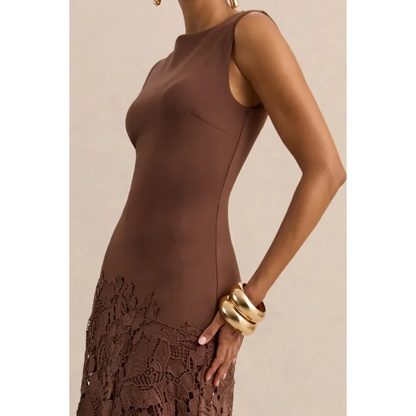 Calune | Robe longue marron en dentelle à encolure large