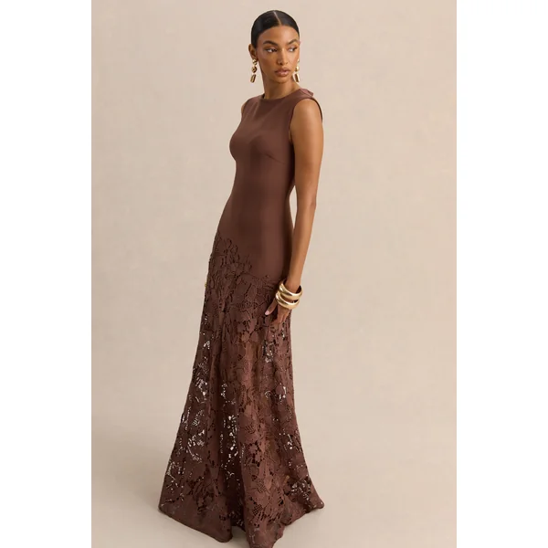 Calune | Robe longue marron en dentelle à encolure large