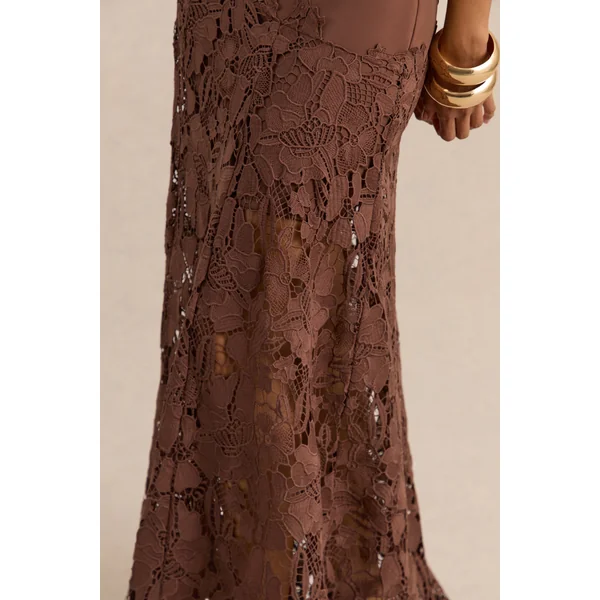 Calune | Robe longue marron en dentelle à encolure large