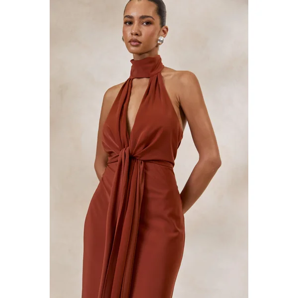Canella | Robe longue en satin rouille à col halter avec détail en ruban