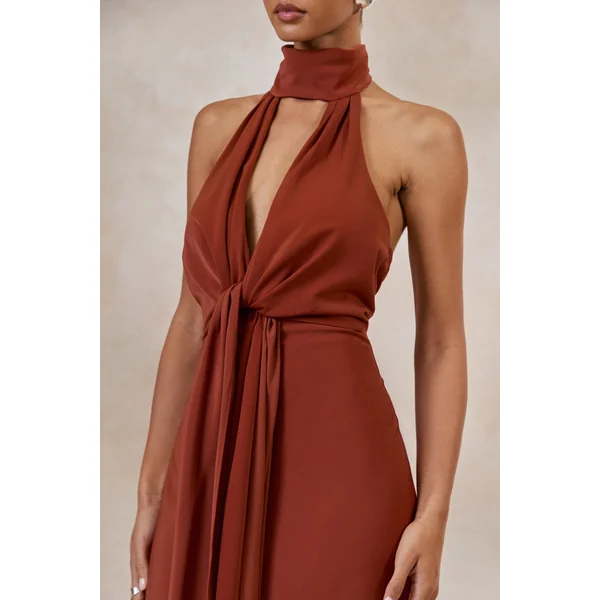 Canella | Robe longue en satin rouille à col halter avec détail en ruban