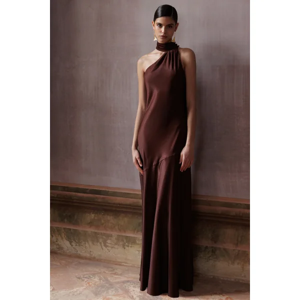 Cara | Robe longue en satin mat marron à encolure haute