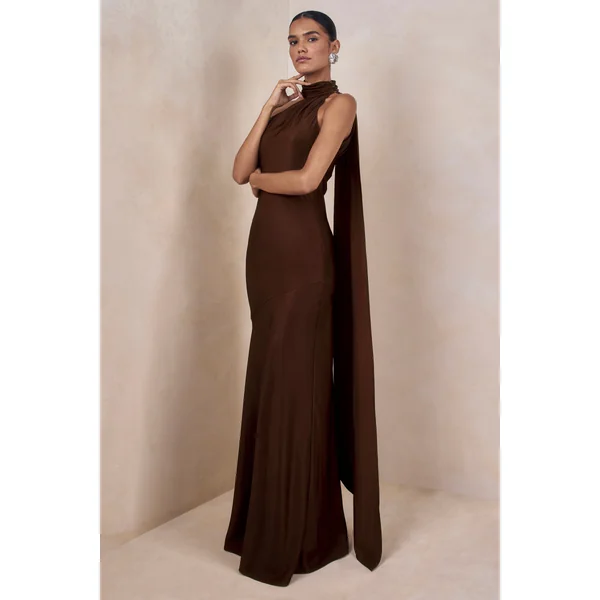 Cara | Robe longue en satin mat marron à encolure haute