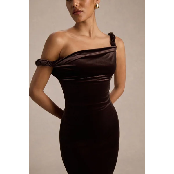 Carella | Robe mi-longue en velours marron à encolure asymétrique torsadée