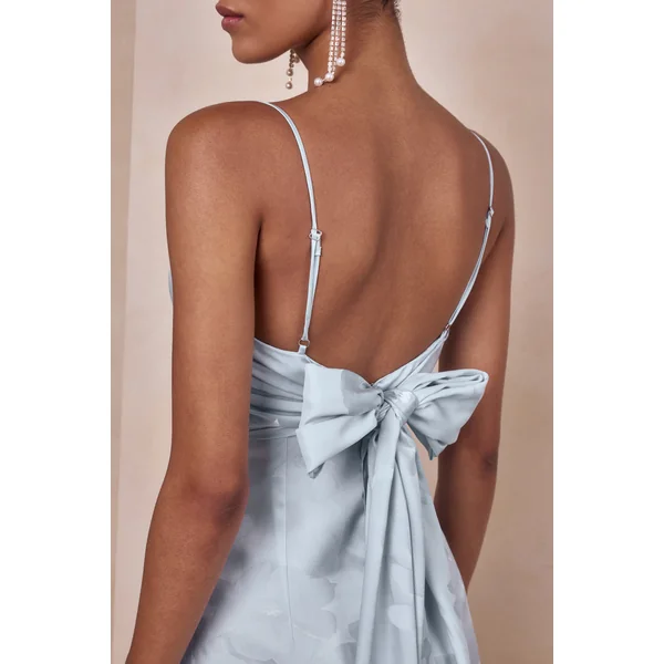 Carelle | Robe longue en satin bleu poudré à encolure plongeante et taille basse asymétrique