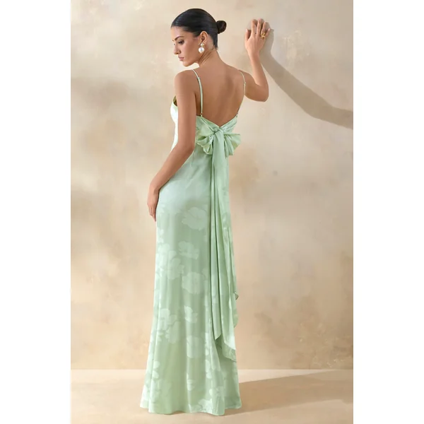 Carelle | Robe longue en satin vert à encolure plongeante et taille basse asymétrique