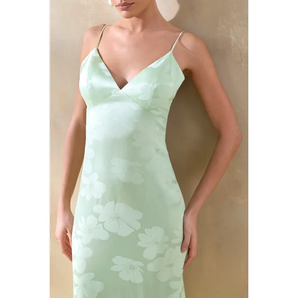 Carelle | Robe longue en satin vert à encolure plongeante et taille basse asymétrique