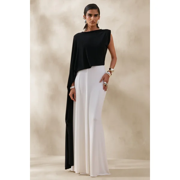 Carenza | Robe longue noir et blanc à encolure large et manche cape