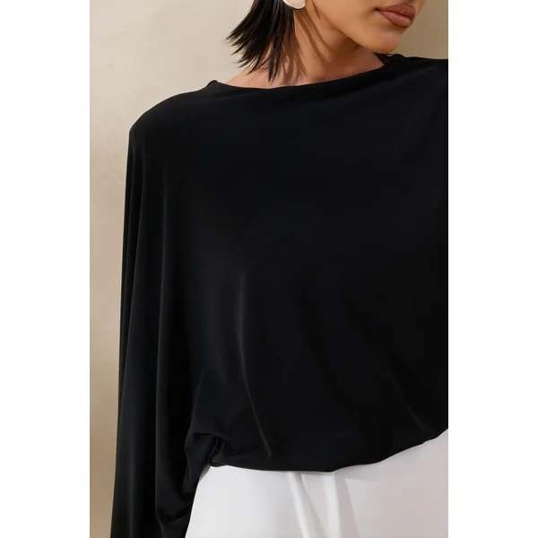 Carenza | Robe longue noir et blanc à encolure large et manche cape