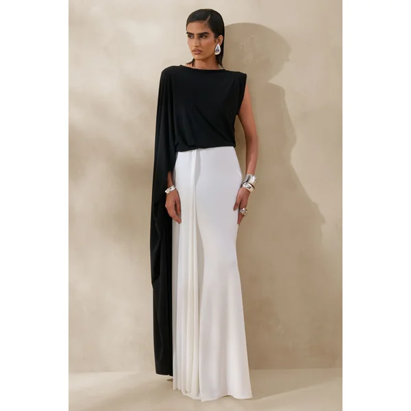 Carenza | Robe longue noir et blanc à encolure large et manche cape
