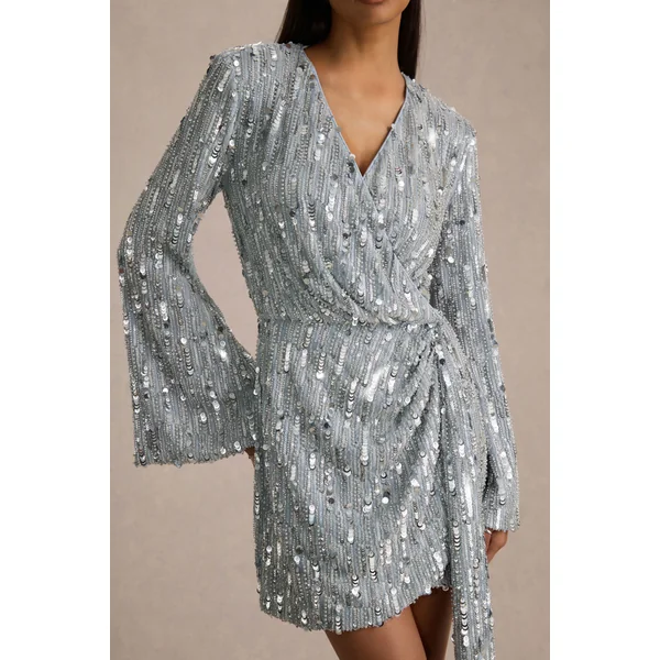 Carmina | Mini-robe portefeuille en sequins argentés à décolleté plongeant et détail ceinturé