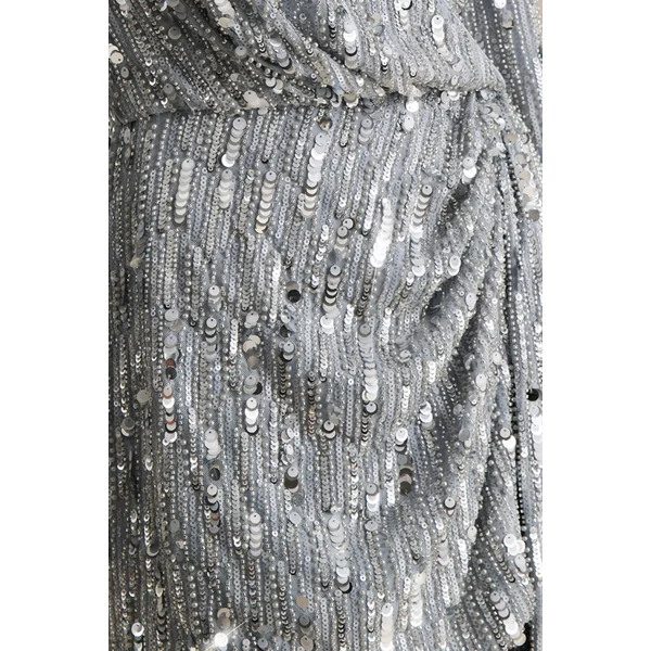 Carmina | Mini-robe portefeuille en sequins argentés à décolleté plongeant et détail ceinturé
