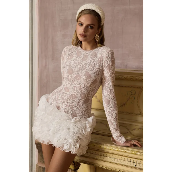 Cecilia | Mini-robe blanche à encolure ras du cou avec jupe à volants