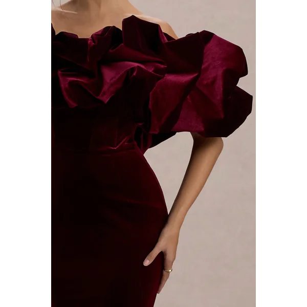 Cecily | Robe longue en velours bordeaux à encolure bardot avec volant en velours