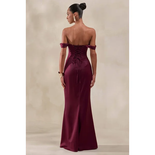 Celinea | Robe longue bordeaux en satin à encolure Bardot avec fente haute à l’avant
