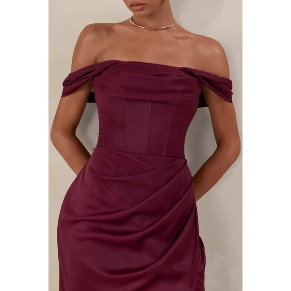 Celinea | Robe longue bordeaux en satin à encolure Bardot avec fente haute à l’avant