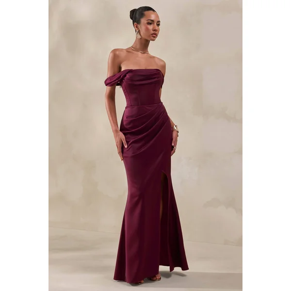 Celinea | Robe longue bordeaux en satin à encolure Bardot avec fente haute à l’avant