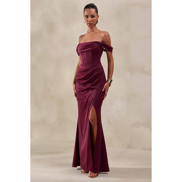Celinea | Robe longue bordeaux en satin à encolure Bardot avec fente haute à l’avant
