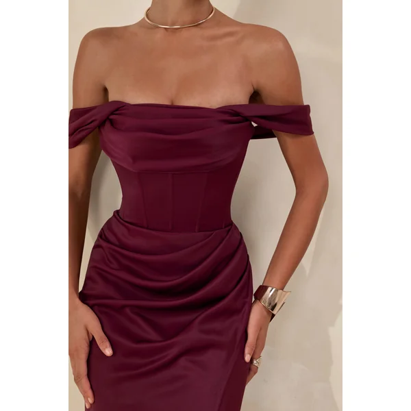 Celinea | Robe longue bordeaux en satin à encolure Bardot avec fente haute à l’avant