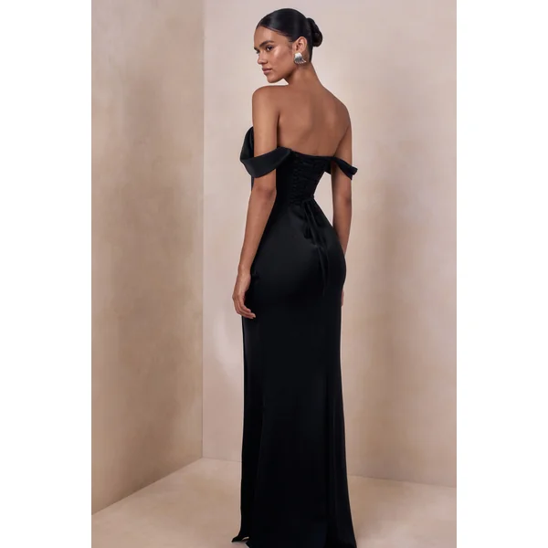 Celinea | Robe longue noire en satin à encolure Bardot avec fente haute à l’avant