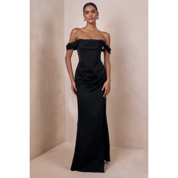 Celinea | Robe longue noire en satin à encolure Bardot avec fente haute à l’avant