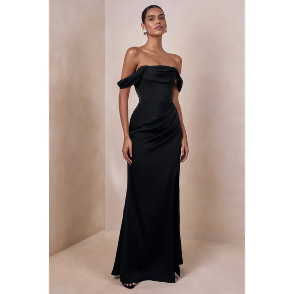 Celinea | Robe longue noire en satin à encolure Bardot avec fente haute à l’avant