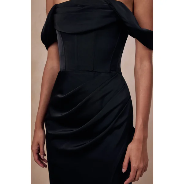 Celinea | Robe longue noire en satin à encolure Bardot avec fente haute à l’avant