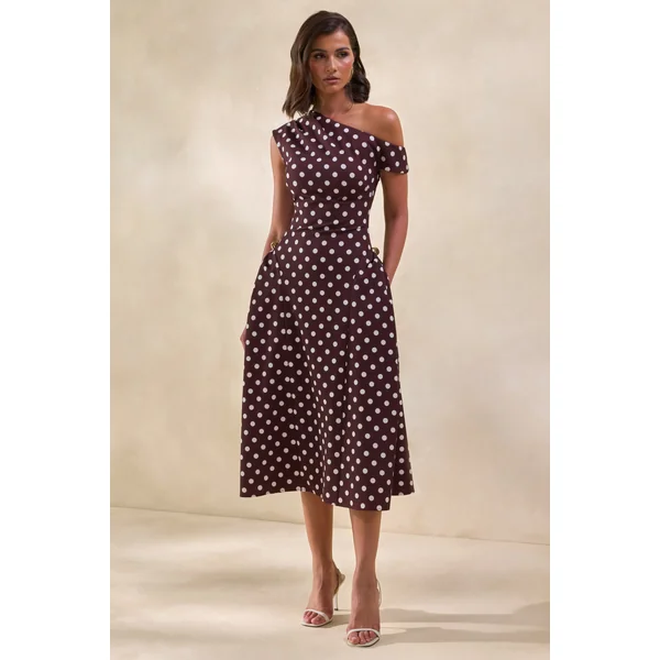 Celosia | Robe mi-longue marron à pois et encolure asymétrique avec détails dorés