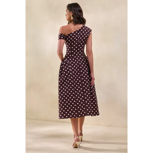 Celosia | Robe mi-longue marron à pois et encolure asymétrique avec détails dorés