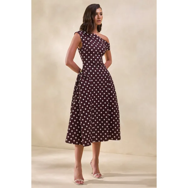 Celosia | Robe mi-longue marron à pois et encolure asymétrique avec détails dorés