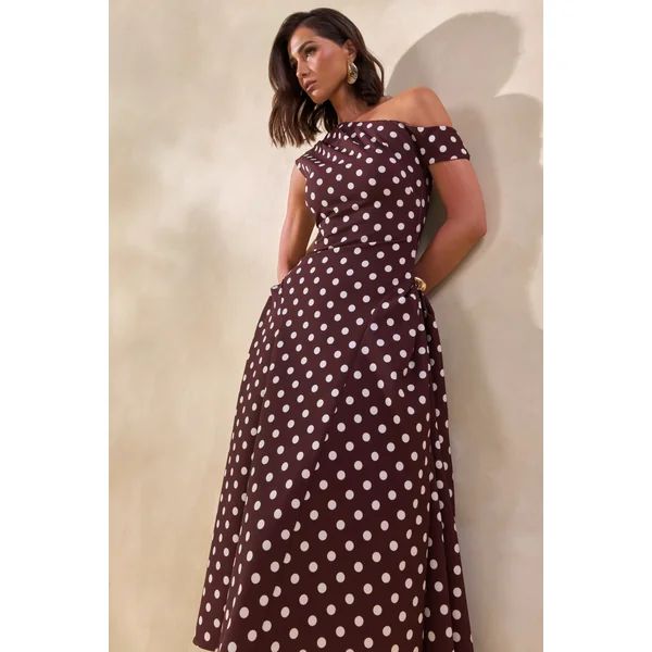 Celosia | Robe mi-longue marron à pois et encolure asymétrique avec détails dorés