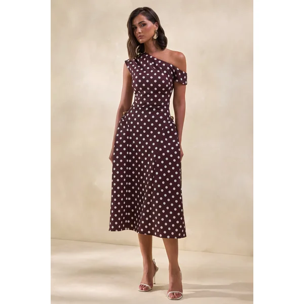 Celosia | Robe mi-longue marron à pois et encolure asymétrique avec détails dorés
