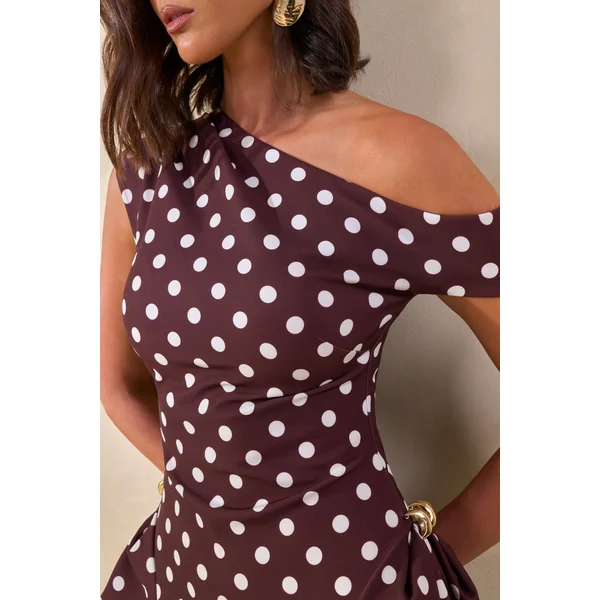 Celosia | Robe mi-longue marron à pois et encolure asymétrique avec détails dorés