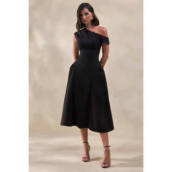 Celosia | Robe mi-longue noire à encolure asymétrique avec détails dorés