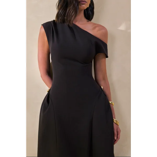 Celosia | Robe mi-longue noire à encolure asymétrique avec détails dorés