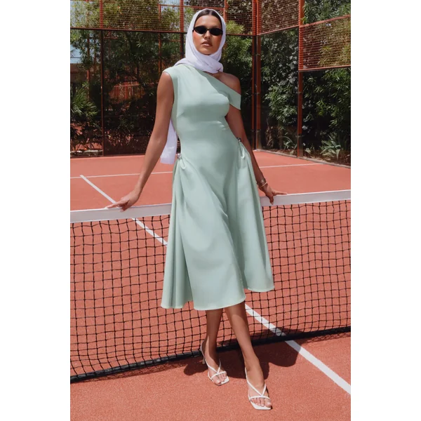 Celosia | Robe mi-longue sauge à encolure asymétrique avec détails argentés