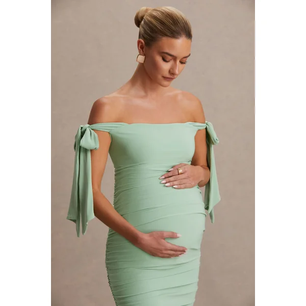 Chandelier | Robe mi-longue de maternité vert clair à encolure bardot avec détails nœud