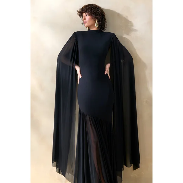 Chantelle | Robe longue noire à col montant avec taille basse et manches cape