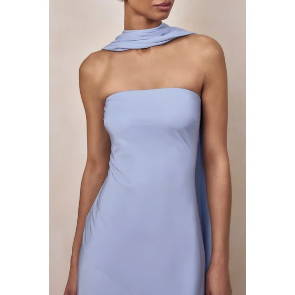 Charly | Robe longue bandeau en satin mat bleu poudré avec détail écharpe