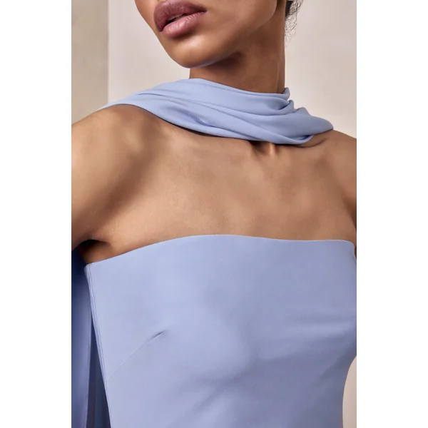 Charly | Robe longue bandeau en satin mat bleu poudré avec détail écharpe