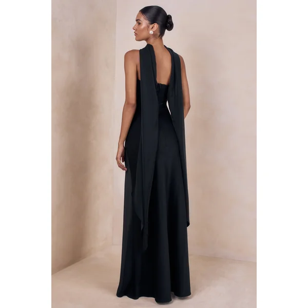Charly | Robe longue bandeau en satin noir avec détail foulard